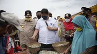 Menteri Koordinator Bidang Perekonomian Airlangga Hartarto mengunjungi Pulau Pasaran, Kecamatan Teluk Betung Barat, Kota Bandar Lampung. (Dok ekon.go.id)