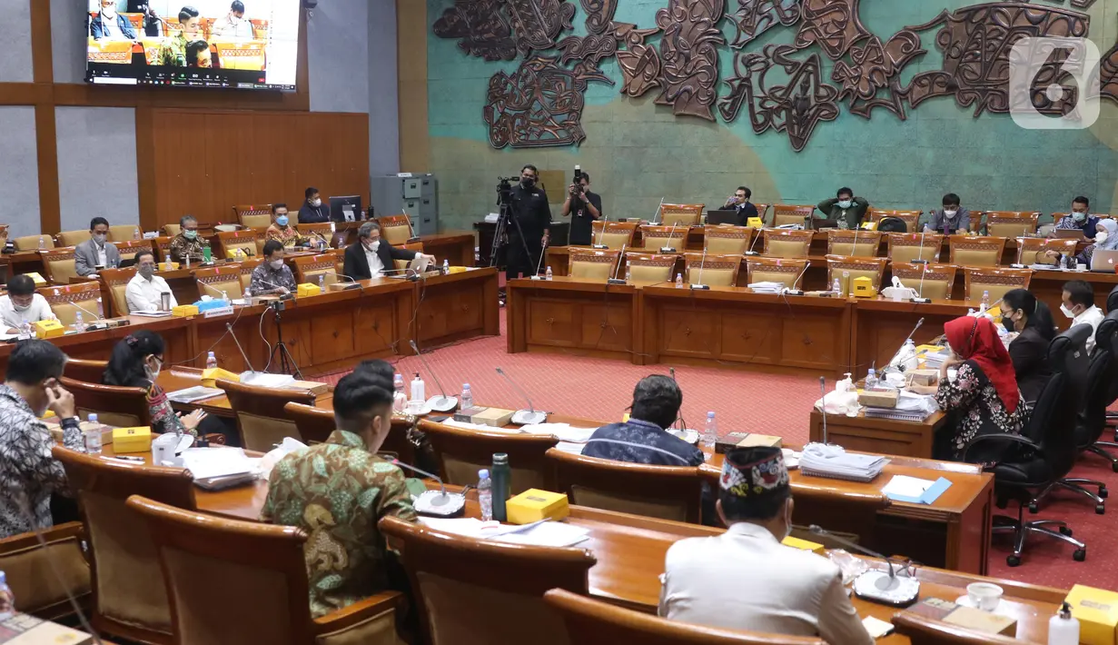 Suasana rapat kerja antara Mendikbudristek Nadiem Makarim dengan Komisi X DPR di Kompleks Parlemen, Jakarta, Selasa (15/6/2021). Rapat membahas Rencana Kerja Pemerintah Kementerian/Lembaga (RKP K/L) dan Rencana Kerja Anggaran Kementerian/Lembaga (RKA K/L) tahun 2022. (Liputan6.com/Angga Yuniar)