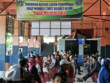 Pemudik menunggu kedatangan bus di trotoar Terminal Kampung Rambutan, jakarta, Jumat (24/6). Sebagian warga memilih mudik lebih awal agar bisa lebih lama waktu berkumpul dengan keluarga di kampung halaman. (Liputan6.com/Yoppy Renato)