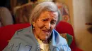 Ekspresi nenek Emma Morano saat akan merayakan ulang tahunnya ke-117 di Verbania, Italia, (29/11). Nenek Emma Morano dianggap sebagai orang tertua di dunia yang lahir di tahun 1800-an. (REUTERS/Alessandro Garofalo)