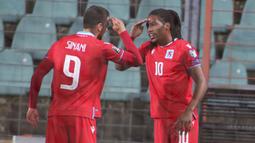 Striker Luksemburg, Gerson Rodrigues (kanan) bersama Daniel Sinani melakukan selebrasi usai mencetak gol ke gawang Portugal dalam laga Kualifikasi Piala Dunia 2022 Zona Eropa Grup A di Josy Barthel Stadium, Luksemburg, Selasa (30/3/2021). Luksemburg kalah 1-3 dari Portugal. (AP/Olivier Matthys)