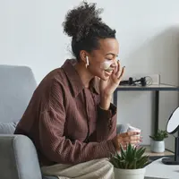 Ilustrasi perempuan yang sedang menggunakan pembersih wajah sebagai salah satu tahapan rutinitas skincare. Credit: pexels.com by Jep Gambardella