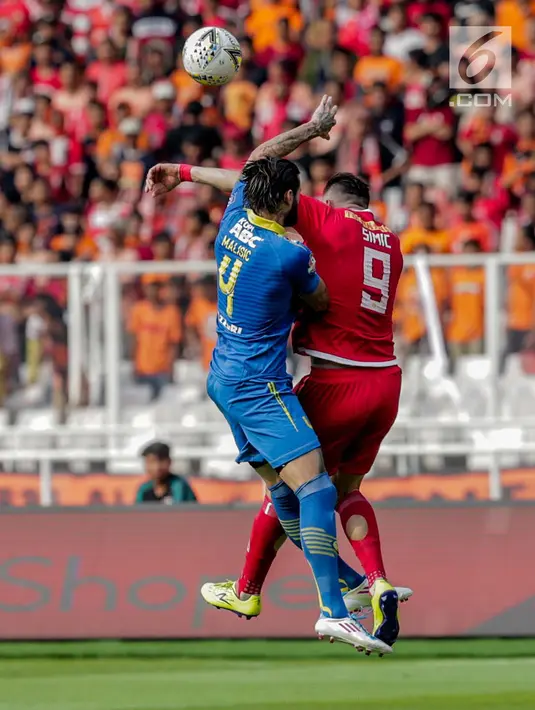 Striker Persija Jakarta Marco Simic berebut bola udara dengan pemain Persib Bandung Bojan Malisic pada Shopee Liga 1 di Stadion Utama GBK, Senayan, Jakarta, Rabu (10/7/2019). Dalam pertandingan babak pertama Persija vs Persib masih imbang 0-0. (Liputan6.com/Faizal Fanani)