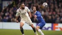 Pemain Chelsea, Marc Cucurella, berebut bola dengan pemain Real Madrid, Dani Carvajal, pada laga leg kedua perempat final Liga Champions di Stadion Stamford Bridge, Rabu (19/4/2023). (AP Photo/Kirsty Wigglesworth)