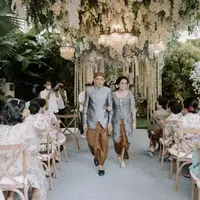 Dibalik anak-anak yang sukses tentu ada sosok orangtua yang menyemangati hingga memfasilitasinya. Seperti Mauren Jasmedi, ibu dari Maudy Ayunda dan Amanda Khairunnisa yang berhasil membuat kedua putrinya berpendidikan tinggi. Yuk intip penampilan ibu dari Maudy ini.