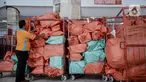 Pekerja menyortir paket dan logistik yang akan didistribusikan di Sentral Pengolahan PT Pos Indonesia (Persero), Jakarta, Jumat (15/5/2020). Pengiriman paket via Pos pada H-9 Lebaran 2020 mencapai 1,8 juta barang atau naik 20 persen dibandingkan periode sama tahun lalu. (Liputan6.com/Faizal Fanani)