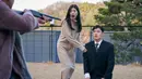 Jung Yeol dan Na Ra menghadapi situasi yang menegangkan namun tampak komikal jika dilihat dari ekspresi mereka. (Foto: Mindmark via Soompi)