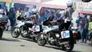 Atraksi anggota Satlantas Polda Gorontalo menggunakan motor gede selama Road Safety Festiva Millenial Gorontalo di Lapangan Taruna Remaja Kota Gorontalo, Minggu (10/2). (Liputan6.com/Rahmad Arfandi Ibrahim)