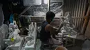 Perajin mengerjakan patung dewa Hindu berkepala gajah Lord Ganesha di sebuah lokakarya menjelang festival Ganesh Chaturthi di Mumbai (12/8/2021). Festival Ganesh Chaturthi adalah perayaan kelahiran Ganesha, dewa kebijaksanaan, kemakmuran, dan keberuntungan Hindu. (AFP/Punit Paranjpe)