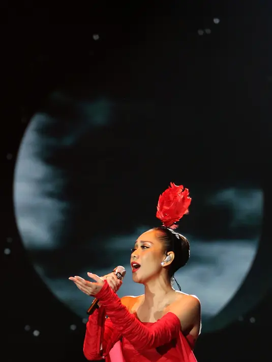 Selain kepada orang yang berjasa pada kariernya, yakni almarhum Suwardi Widjaja, art director label Aquarius Musikindo ibu satu anak itu juga membuat haru saat mengucapkan terima kasih pada orangtua kandungnya. (Bambang E. Ros/Bintang.com)