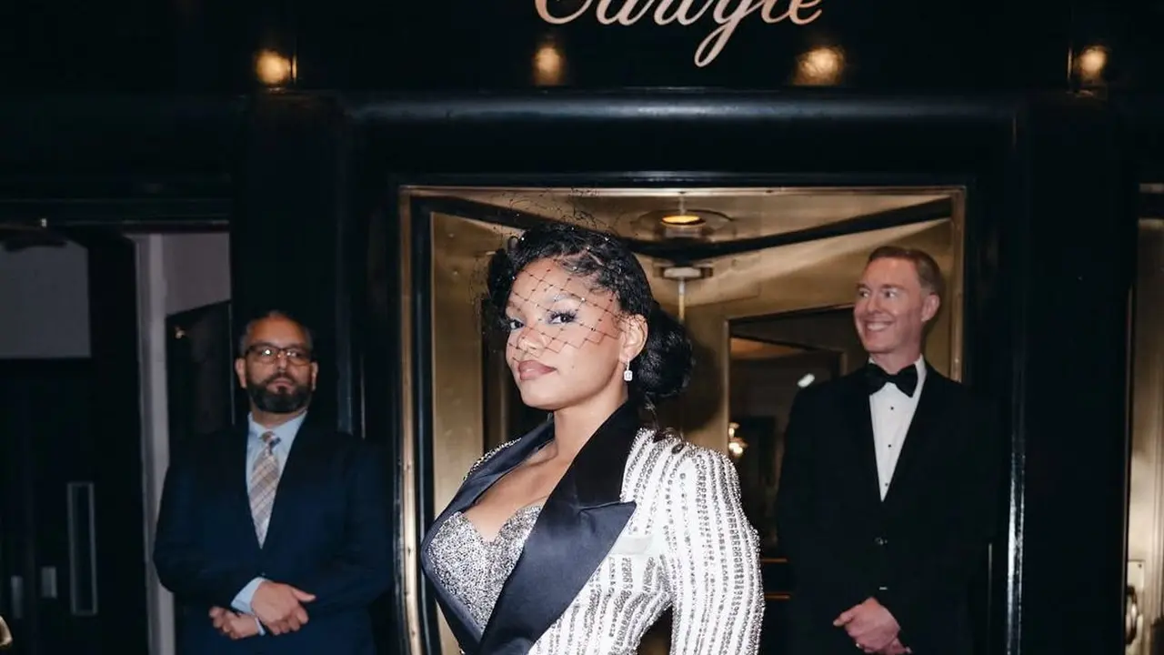 Halle Bailey mengenakan busana rancangan khusus dari Coach hasil kolaborasinya dengan Direktur Kreatif Stuart Vevers (Instagram/@coach)