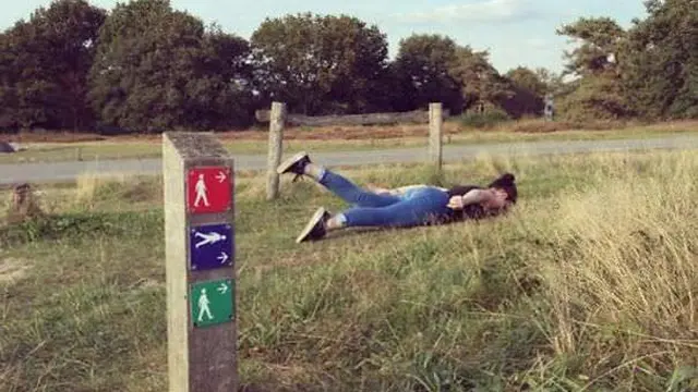 7 Aksi Nyeleneh Orang Pose Seperti Gambar Rambu-Rambu Ini Kocak