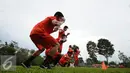 Pemain Persija melakukan lompat jongkok saat latihan di National Youth Training Centre, Sawangan, Depok, Selasa (24/1). Latihan ini bagian persiapan mengarungi kompetisi musim 2017. (Liputan6.com/Helmi Fithriansyah)  