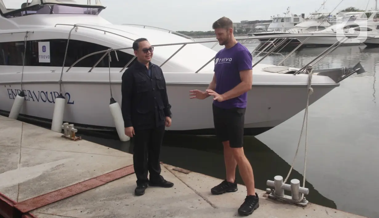 (ki-ka) CEO HASS Tours VIP Rent Car & Yacht Charter, Hasstriansyah dan General Manager TREVO, Brandon Curson berbincang pada peluncuran penyediaan sewa kapal di Jakarta, Jumat (26/11/2021). HASS Tours dan TREVO berkolaborasi dalam penyediaan opsi sewa kapal Yacht di Jakarta. (Liputan6.com/HO/Ori)