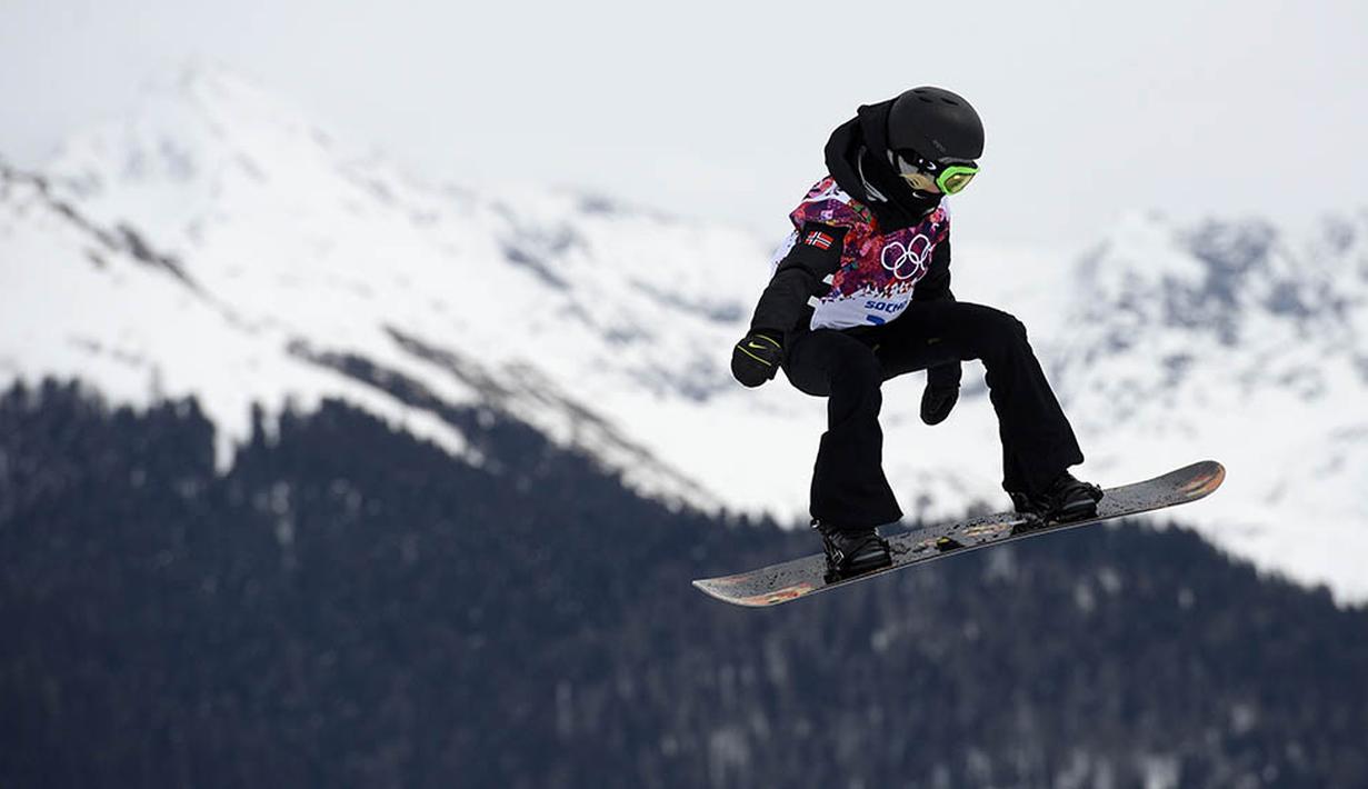 Penampilan Silje Norendal pada kejuaraan Slopestyle Snowboarding yang merupakan rangkaian dari Olimpide Musim Dingin di Sochi, Rusia, Minggu (9/2/2014). (AFP/Franck Fife)