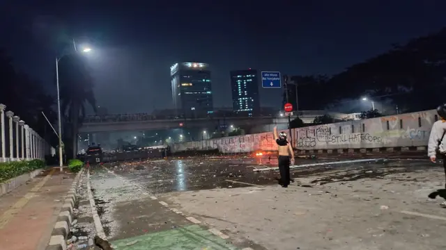 Ricuh Depan DPR, Polisi Halau Massa Pakai Gas Air Mata dan Sejumlah Orang Ditangkap