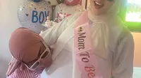 Syahrini saat diberi kejutan baby shower oleh ibu dan adiknya. (Dok: IG @/princessyahrini&nbsp;https://www.instagram.com/princessyahrini/?hl=en)