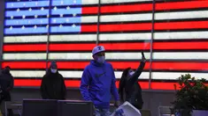 Seorang pria berjalan di Times Square di New York, Amerika Serikat (AS), pada 18 November 2020. Angka kematian akibat COVID-19 di AS melampaui 250.000 kasus pada Rabu (18/11), menurut lembaga Center for Systems Science and Engineering (CSSE) di Universitas Johns Hopkins. (Xinhua/Wang Ying)