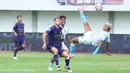 Pemain PSBS Biak, Luquinhas Luquinhas melakukan tendangan salto ke gawang Persita Tangerang dalam laga BRI Super League 2025/2026 di Indomilk Arena, Tangerang, Banten, Senin (16/02/2026). (Bola.com/M Iqbal Ichsan)
