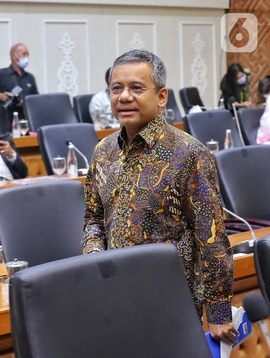 Wakil Menteri Keuangan (Wamenkeu) Suahasil Nazara tiba untuk mengikuti rapat kerja dengan Badan Legislasi DPR RI di kompleks Parlemen, Jakarta, Kamis (18/8/2022). Raker tersebut dalam rangka harmonisasi Rancangan Undang-Undang (RUU) tentang pengembangan dan penguatan sektor keuangan. (Liputan6.com/Angga Yuniar)