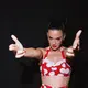 Katy Perry menghidupkan kembali kostum era 2009 di tur amal 2026. Arsip busana dilelang 21 hari, seluruh donasi untuk Firework Foundation. (@katyperry)