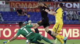Aksi pemain AS Roma, Edin Dzeko melewati adangan pemain Hellas Verona pada lanjutan Serie A di Olympic stadium, Roma, (16/9/2017). Roma menang 3-0. (AP/Andrew Medichini)