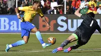 Neymar gagal menaklukkan Carlos Lampe yang tampil gemilang sepanjang laga. (AFP/Aizar Raldes)