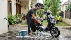 Cara Aman Mencuci Motor Listrik di Rumah, Hindari Kesalahan yang Bisa Merusak Komponen