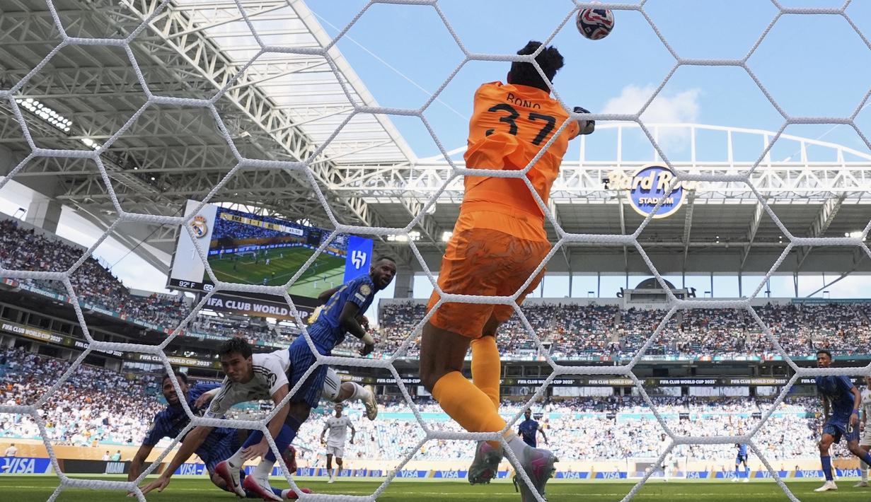 Kiper Al Hilal, Yassine Bounou melakukan penyelamatan di dalam kotak penalti dalam laga Grup H Piala Dunia Antarklub 2025 melawan Real Madrid di Hard Rock stadium, Miami, Amerika Serikat, Kamis (19/06/2025) WIB. (AP Photo/Rebecca Blackwell)
