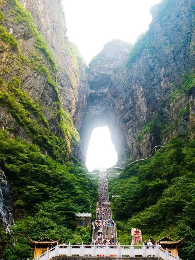 Keindahan Heaven Gate Mountain