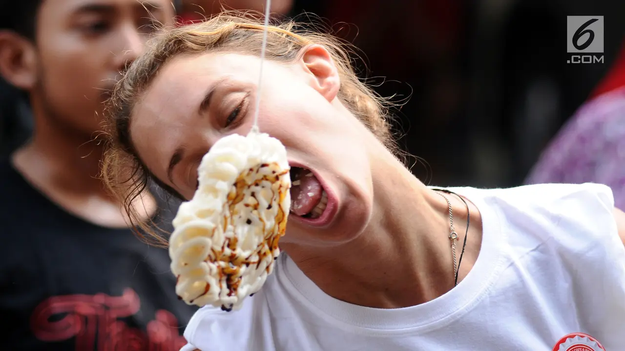 Kocaknya Warga Negara Asing Ikut Lomba Makan Kerupuk