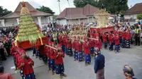 Gunungan yang membentuk seperti gunung dengan bagian ujung yang lancip disebut gunungan wadon. Berisi kue-kue kecil dan hasil bumi.