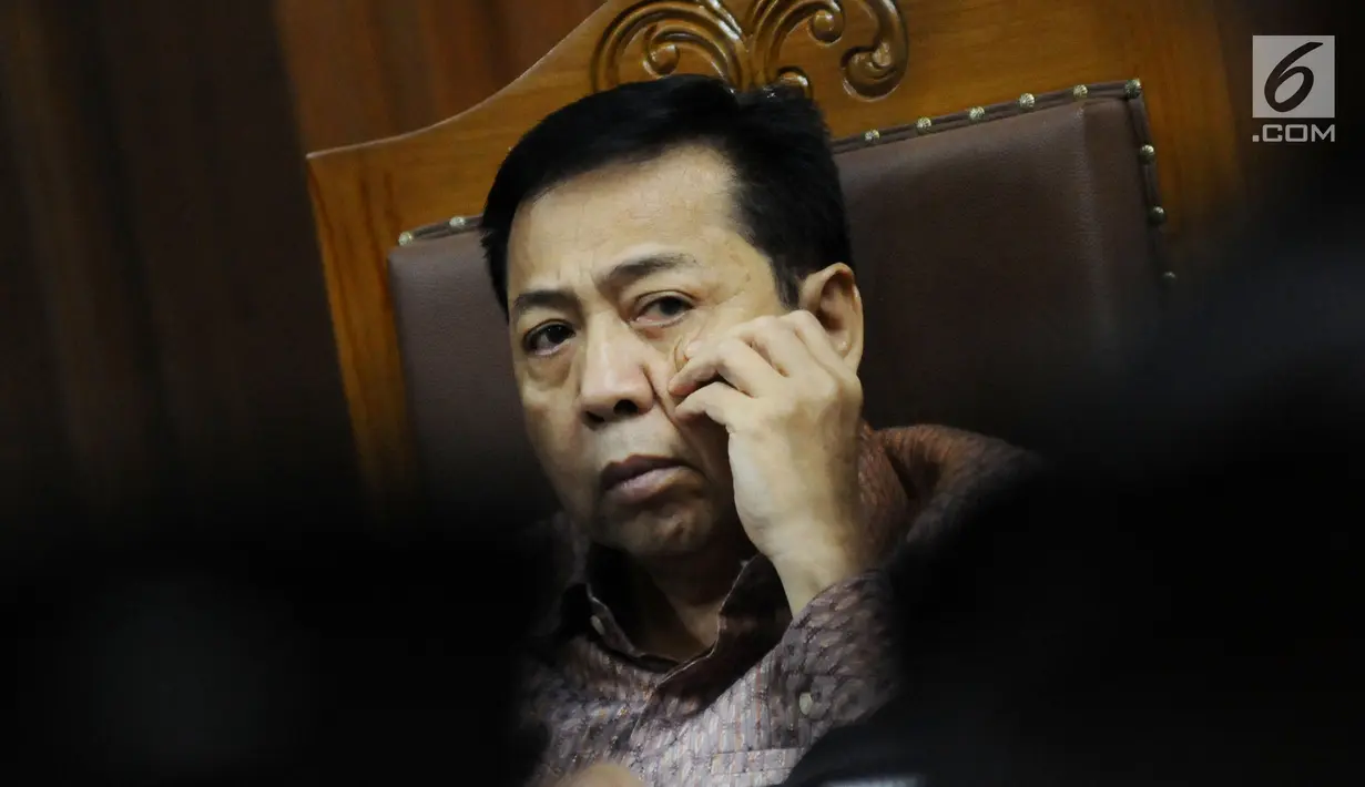Terdakwa dugaan korupsi proyek e-KTP Setya Novanto saat mengikuti sidang lanjutan di Pengadilan Tipikor, Jakarta, Senin (15/1). Sidang bergaendakan mendengar keterangan saksi. (Liputan6.com/Helmi Fithriansyah)