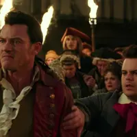 Le Fou, karakter di film Beauty and the Beast akan Jadi Karakter Gay Pertama di Film Disney. (Via: popsugar)