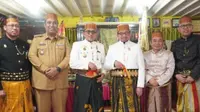 Ketua Majelis Syura PKS Dr Salim Segaf Aljufri mendapatkan gelar I Waliuddin Karaeng Manaba dari Kekaraengan (Kerajaaan) Marusu di Istana Balla' Lampoa Maros, Sulawesi Selatan. (Liputan6.com/Istimewa)