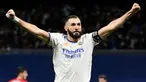 Karim Benzema menjadi pemain pertama yang mampu mencetak hattrick di Liga Spanyol musim ini. Ia melakukan hal tersebut saat Real Madrid mengalahkan Celta Vigo 5-2 pada laga pekan keempat. Selain itu, Benzema juga tercatat sebagai top skor sementara dengan torehan 15 gol. (AFP/Pierre-Philippe Marcou)