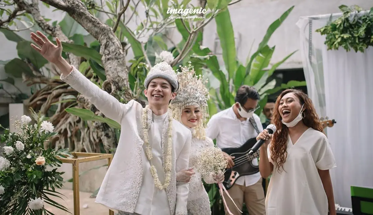 Bukan hanya itu, di mata Dinda, Rey juga sosok laki-laki berani yang hebat. Menurut Dinda, sangat jarang ada laki-laki yang datang ke orang tua untuk meminta gadis pujaannya menjadi istrinya. Dan Rey melakukan itu. (Instagram/dindahw)