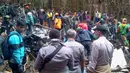 Tim Basarnas dibantu warga mengevakuasi jenazah korban pesawat Trigana Air di Oksob, Pegunungan Bintang, Papua, Selasa (18/8/2015). Pesawat yang membawa 54 penumpang tersebut ditemukan dalam keadaan hancur dan terbakar. (Istimewa)