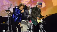 Vokalis band rock Inggris The Rolling Stones Mick Jagger (kiri), gitaris Keith Richards (kanan), dan drummer Steve Jordan tampil pada konser Stones Sixty European Tour di Veltins Arena, Gelsenkirchen, Jerman, 27 Juli 2022. The Rolling Stones akan bermain di seluruh Eropa musim panas ini untuk merayakan 60 tahun spesial bersama – Mick, Keith, dan Ronnie. (INA FASSBENDER/AFP)
