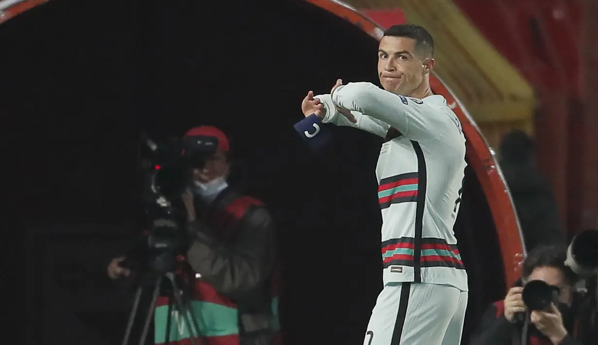 Bola dianggap belum melewati garis gawang Serbia. Ujungnya, Cristiano Ronaldo murka di akhir laga hingga membanting ban kapten yang dikenakannya. Menyadari kekeliruannya, ia lantas meminta maaf kepada Timnas Portugal diikuti pemecatan asistennya, Mario Diks. (Foto: AFP/Pedja Milosavijevic)