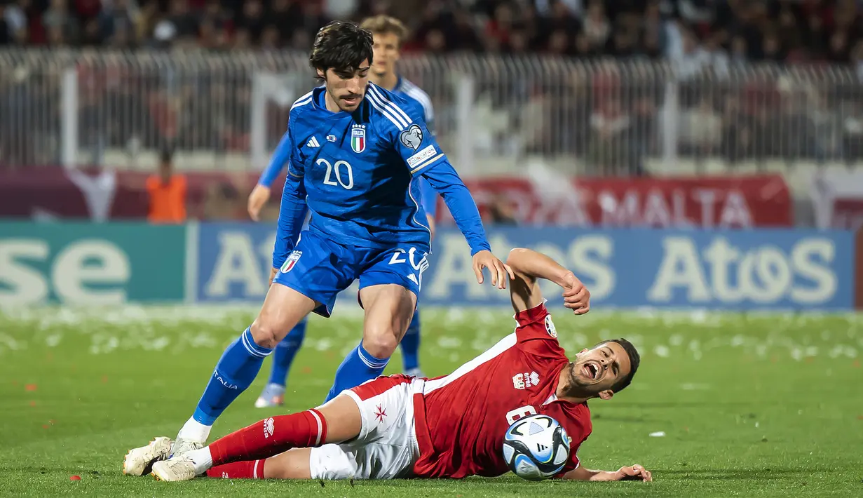 <p>Dua gol kemenangan Italia di Ta' Qali semuanya tercipta di babak pertama, masing-masing lewat aksi Mateo Retegui dan Matteo Pessina. (AP Photo/Rene Rossignaud)</p>