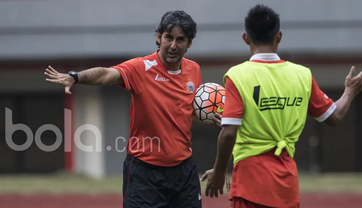 Pelatih Persija Jakarta, Stefano Cugurra Teco, memberikan instruksi kepada pemainnya, Maman Abdurrahman, saat latihan. Klub ibukota ini mempersiapkan diri jelang Liga 1 dengan uji coba melawan Timnas Indonesia U-22. (Bola.com/Vitalis Yogi Trisna)