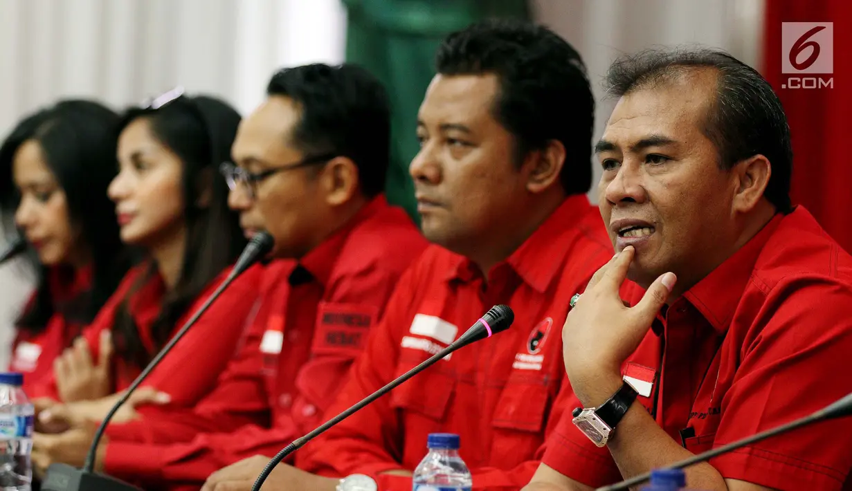 Ketua DPP PDIP Bidang Pemuda dan Olahraga Sukur H Nababan (kanan) bersama sejumlah panitia dan pengisi acara perayaan 90 tahun Sumpah Pemuda memberi ketarangan pers di Kantor DPP PDIP Menteng, Jakarta, Selasa (23/10). (Liputan6.com/Johan Tallo)