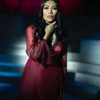 Memerankan Maria Madgalena, wajah Anggun terlihat tirus dengan sorot mata yang lebih tajam. [@angguncipta]