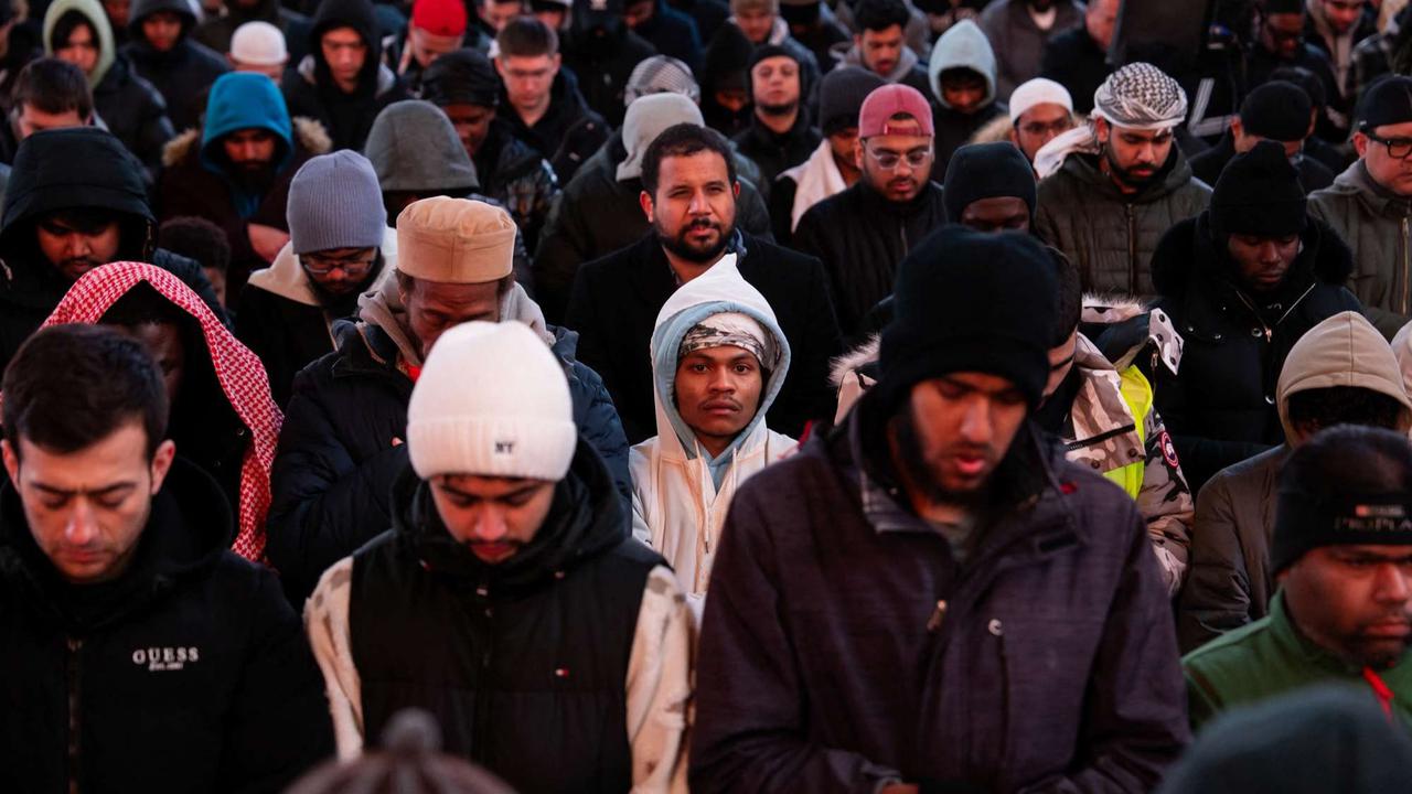 Umat Islam salat tarawih di jalanan New York