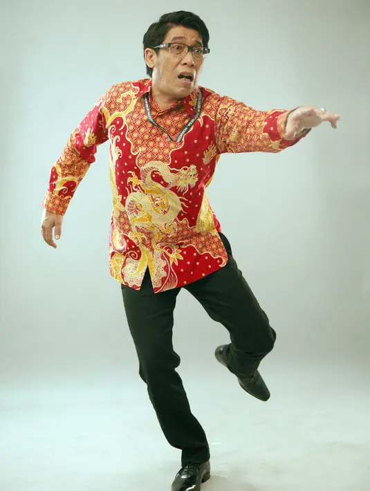 "Saya jadi Konjen (Konsulat Jenderal). Cuma ada satu scene, istilahnya cameo, bukan bintang utamanya. Ceritanya detilnya kaya apa juga saya nggak tau. Jadi ceritanya Sule lagi nyasar di Hongkong, terus ketemu saya," kata Parto. (Nurwahyunan/Bintang.com)