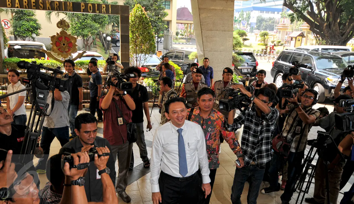 Gubernur DKI Jakarta, Basuki Tjahaja Purnama tiba di Bareskrim Mabes Polri, Jakarta, Rabu (29/7). Ahok diperiksa sebagai saksi terkait dugaan korupsi pengadaan UPS untuk tersangka Alex Usman dan Zaenal Soleman. (Liputan6.com/Yoppy Renato)
