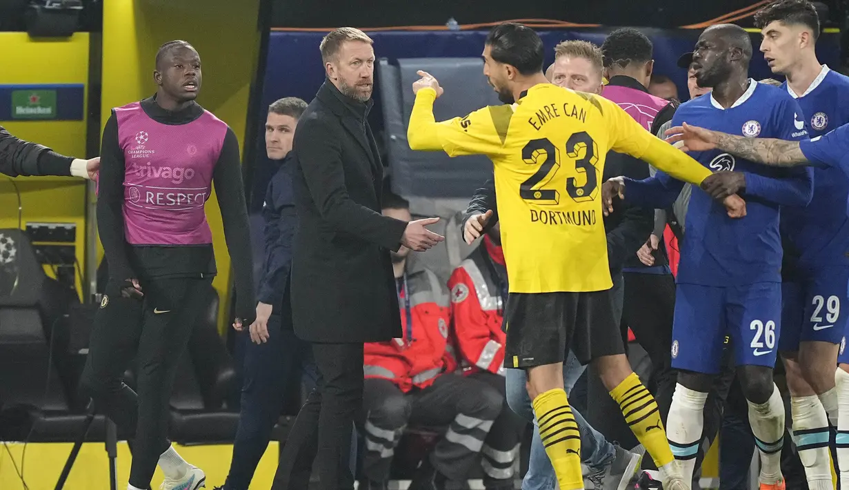 Pemain Borussia Dortmund, Emre Can terlibat pertikaian dengan salah seorang pemain cadangan Chelsea dalam laga leg pertama babak 16 besar Liga Champions 2022/2023 di Signal Iduna Park, Dortmund, Kamis (16/2/2023) dini hari WIB. (AP Photo/Martin Meissner)