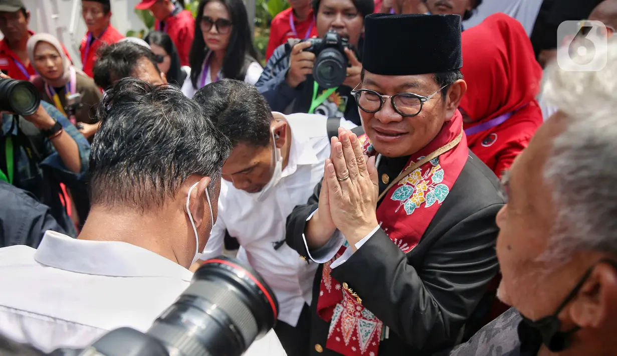 Bakal calon gubernur DKI Jakarta, Pramono Anung disambut pendukunyanya saat tiba di kantor KPU DKI Jakarta. (Liputan6.com/Angga Yuniar)