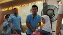 Pemain Timnas Indonesia U23 Andik Vermansyah memberikan bingkisan kepada sejumlah anak yatim yang hadir dalam acara pelepasan (Liputan6.com/Helmi Fithriansyah)
